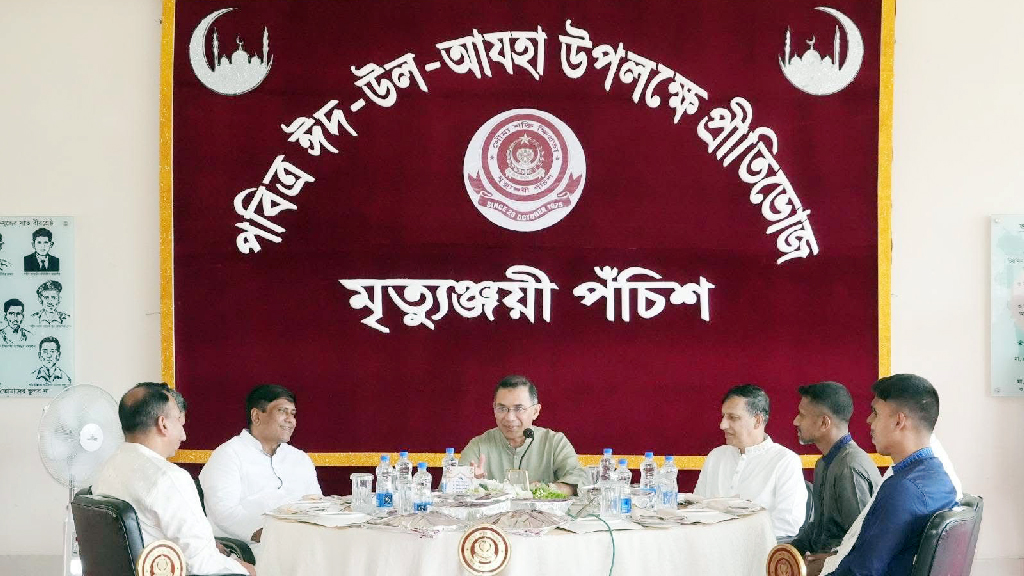 সেনাসদস্যদের সঙ্গে ঈদের প্রীতিভোজে প্রধানমন্ত্রী