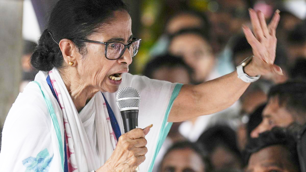বাংলাদেশের রাজনৈতিক হত্যাকাণ্ডের সঙ্গে কেন্দ্রকে জড়ানোর অভিযোগে মমতার বিরুদ্ধে থানায় অভিযোগ