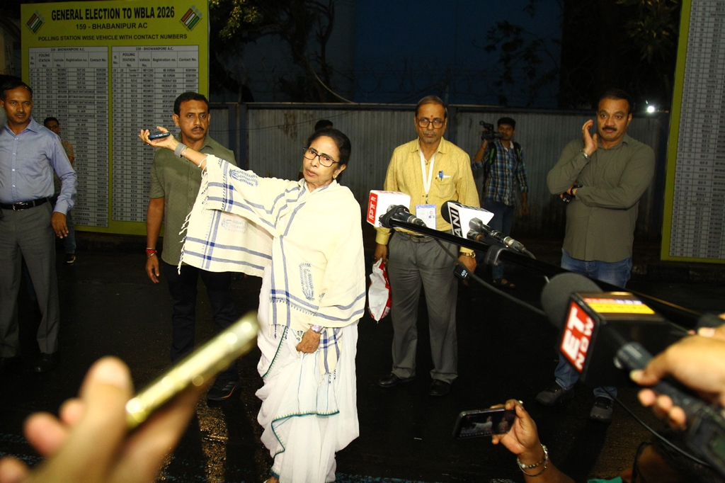 ভোট গণনার আগে উত্তপ্ত পশ্চিমবঙ্গ: মধ্যরাতে ইভিএম কক্ষে মমতা বন্দ্যোপাধ্যায়