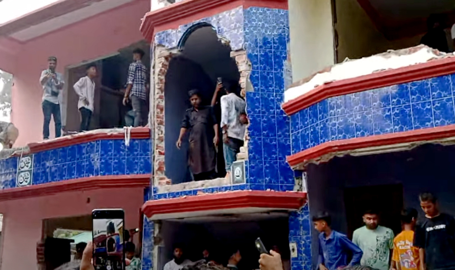 বাড়ি ভাঙা হয়। ছবি: আজকের পত্রিকা