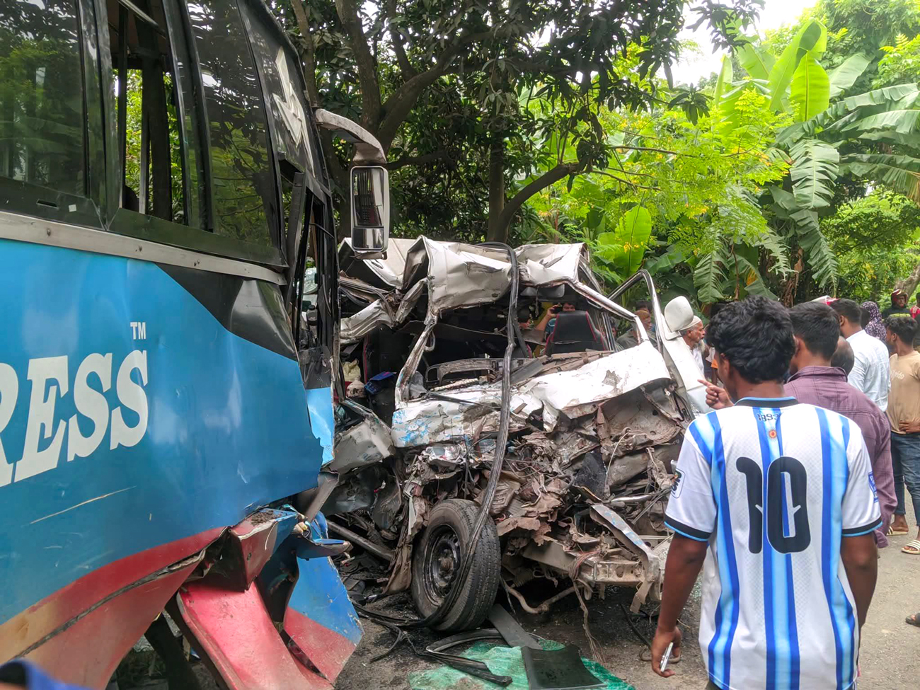শিশুর লাশ নিয়ে ফিরছিলেন স্বজনেরা, পথে অ্যাম্বুলেন্স-বাস সংঘর্ষে নিহত ২