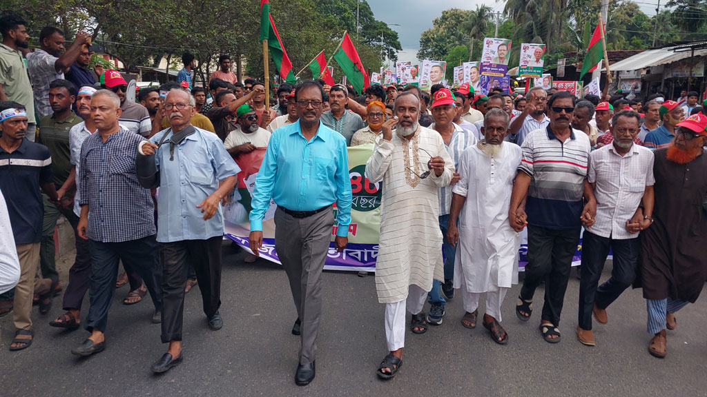 হাবিবুর রহমান হাবিবের নেতৃত্বে বিএনপির প্রতিষ্ঠাবার্ষিকীর বর্ণাঢ্য র্যালি। ছবি: আজকের পত্রিকা