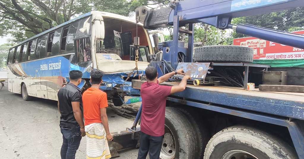 পাবনায় লাশবাহী অ্যাম্বুলেন্সের সঙ্গে বাসের সংঘর্ষ, নিহত বেড়ে ৩