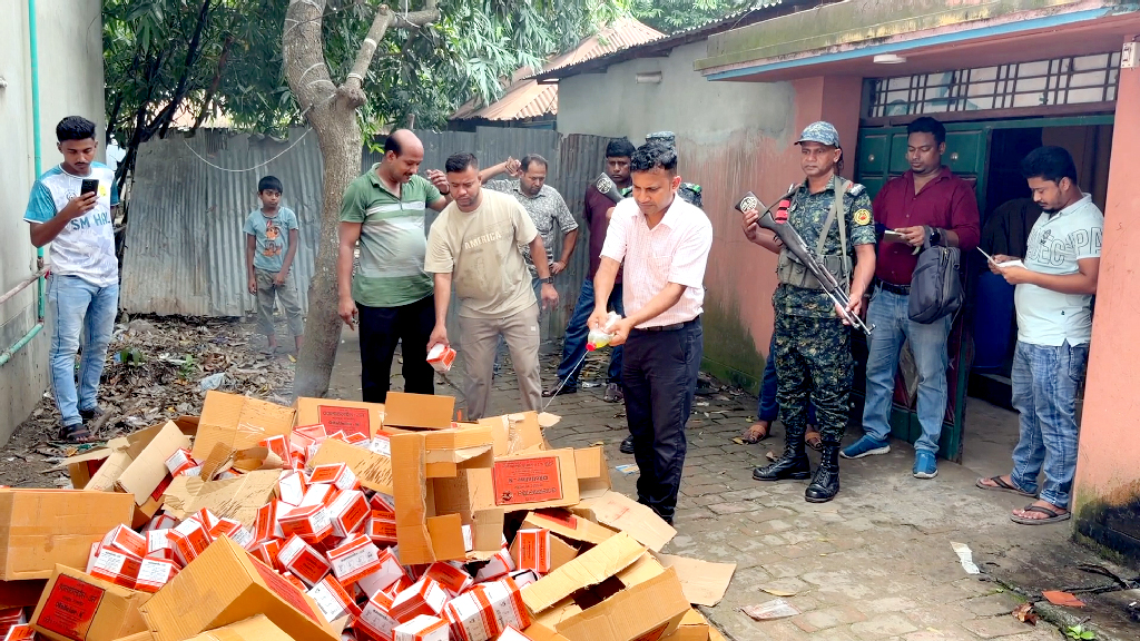 পাবনায় অবৈধ দুটি স্যালাইন কারখানাকে ৪৫ হাজার টাকা জরিমানা