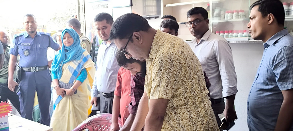 পাবনায় অবৈধভাবে সার মজুতের দায়ে দুই ব্যবসায়ীকে জরিমানা, ৩৮১ বস্তা সার জব্দ