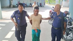 মায়ের গলা কেটে পাশের বাড়িতে লুকিয়ে ছিল ছেলে