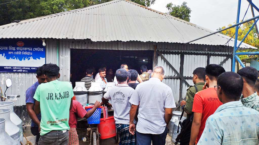 পাবনার চাটমোহরে নকল দুধে সোডা-ডিটারজেন্ট