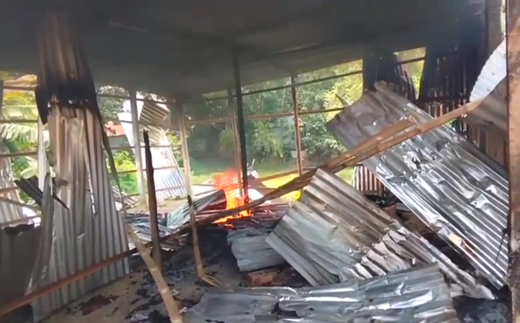 স্কুলছাত্রীর শ্লীলতাহানির অভিযোগ, অভিযুক্তের বাড়িঘরে আগুন