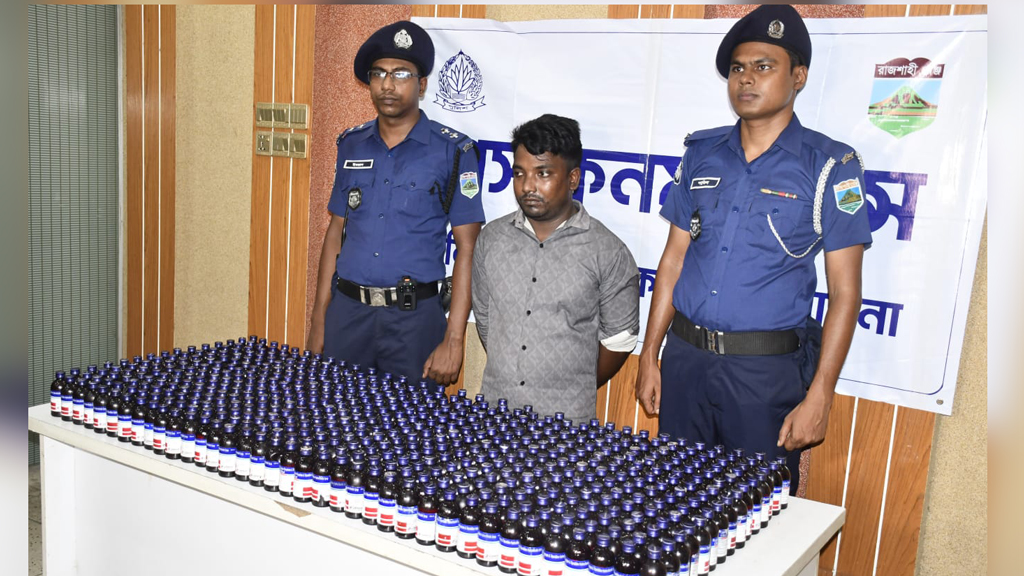 পাবনায় ৫০০ বোতল ফেনসিডিলসহ মাদক কারবারি আটক