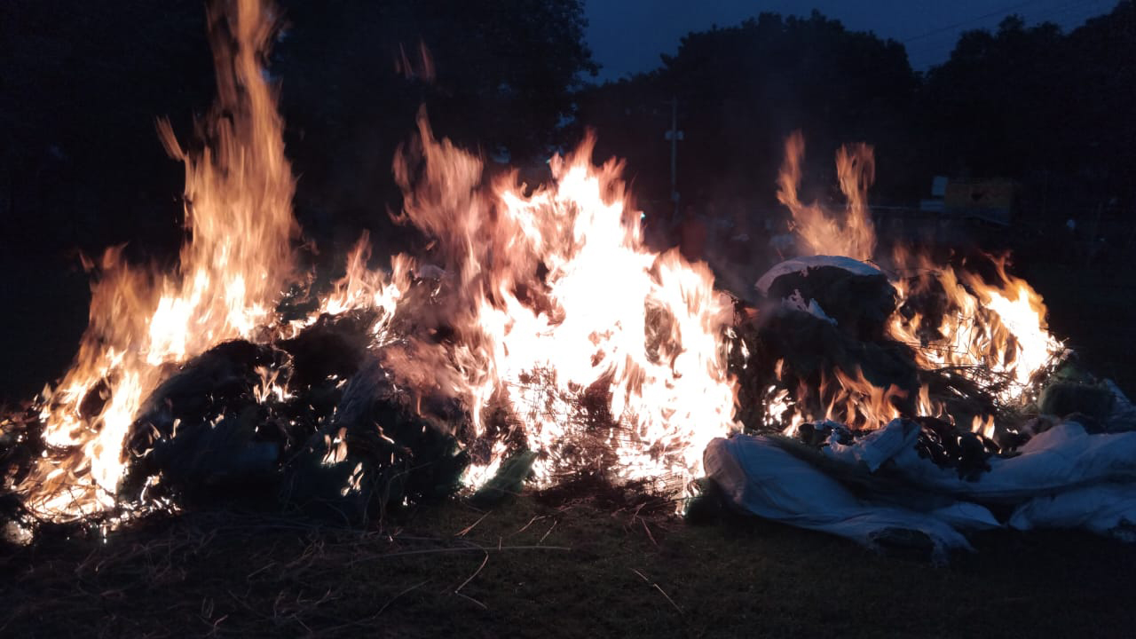 পাবনায় কারখানায় অভিযান, ২৭ বস্তা চায়না দুয়ারি জাল জব্দ