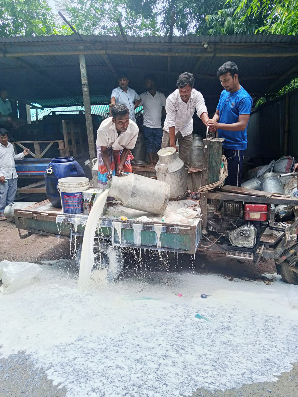 ডিটারজেন্ট, তেল ও সোডা দিয়ে ভেজাল দুধ তৈরি, সরবরাহ মিল্ক ভিটায়
