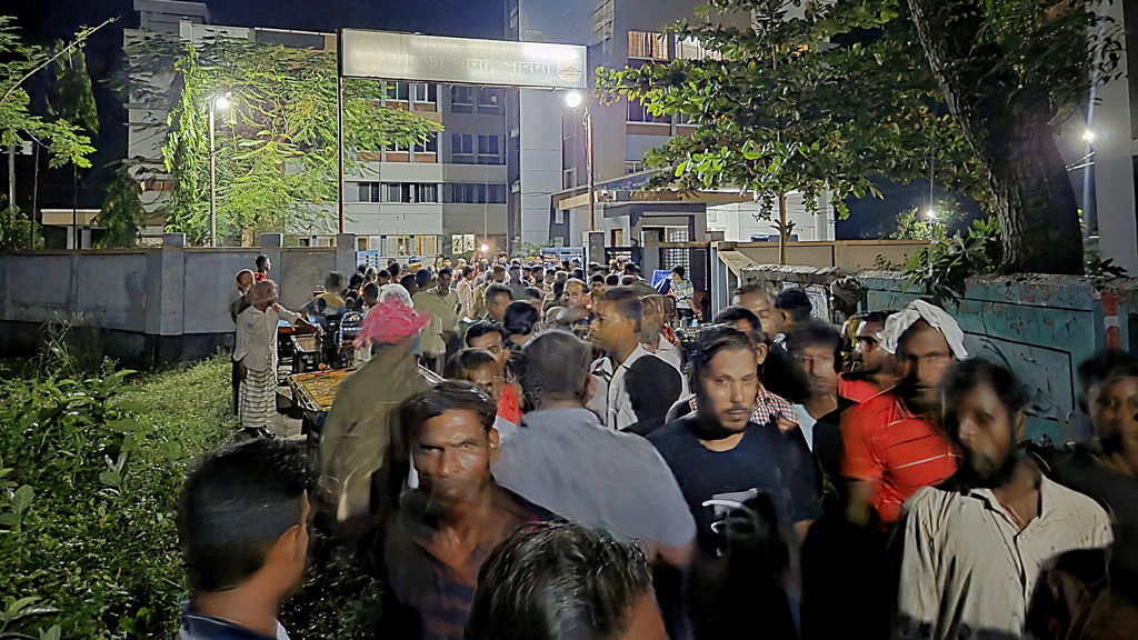 যুবলীগ নেতাকে আটক, গ্রামবাসীর বিক্ষোভে ছেড়ে দিল পুলিশ