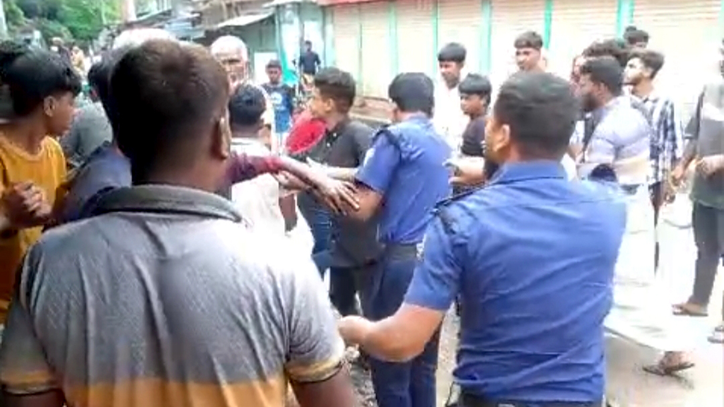 পাবনায় পুলিশের কাছ থেকে যুবলীগ নেতাকে ছিনিয়ে নিলেন নেতা-কর্মীরা