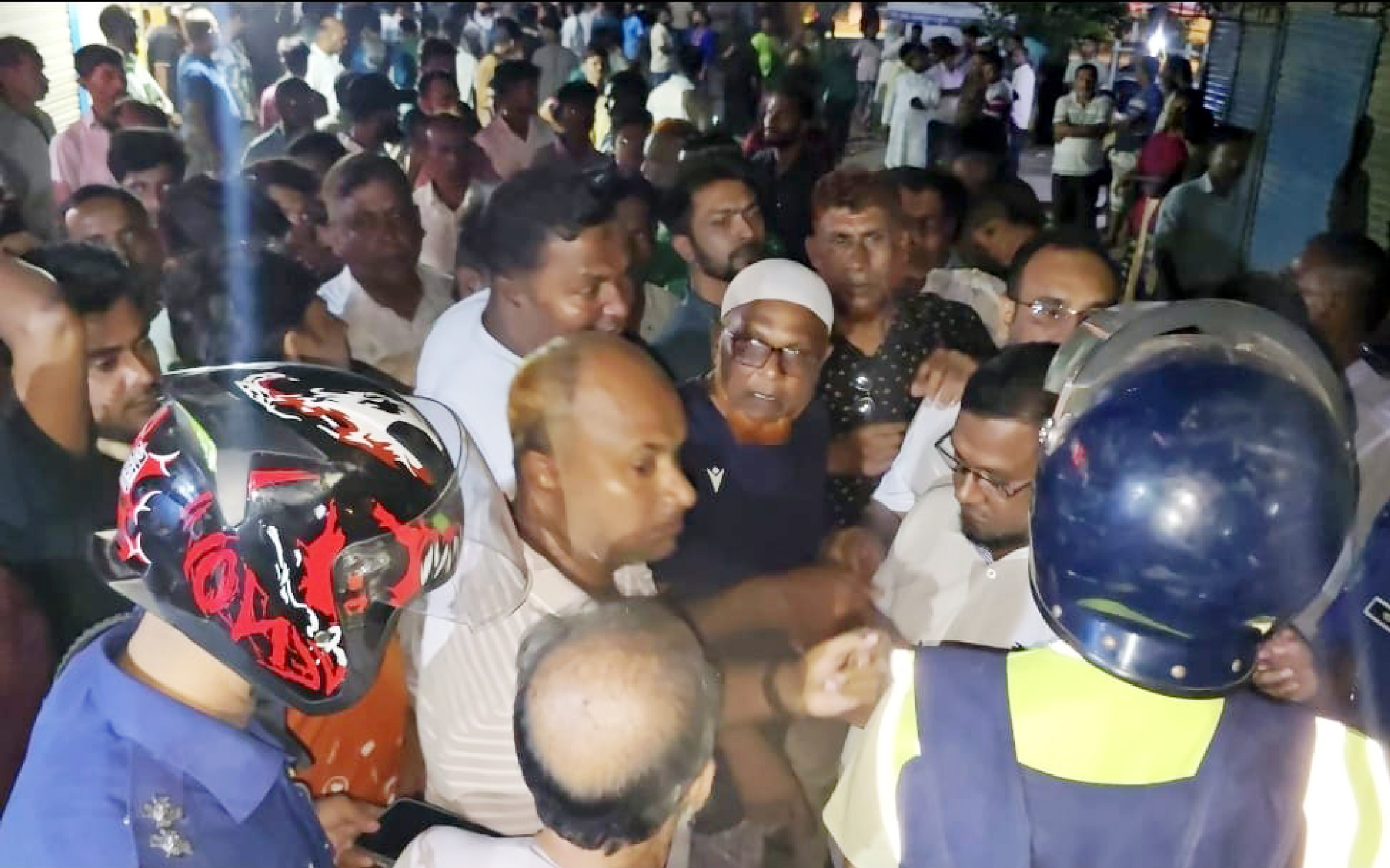 পাবনায় বিএনপি-জামায়াত উত্তেজনা, অতিরিক্ত পুলিশ মোতায়েন