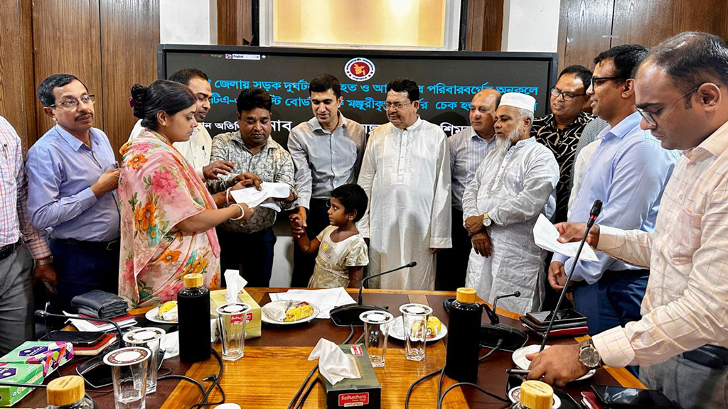 পাবনায় সড়ক দুর্ঘটনায় ক্ষতিগ্রস্ত পরিবারের মধ্যে অনুদানের চেক বিতরণ