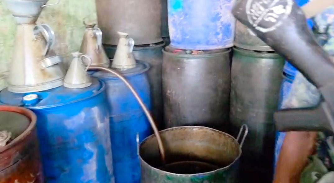 পাবনায় এবার গোয়ালঘর থেকে দেড় হাজার লিটার জ্বালানি তেল জব্দ