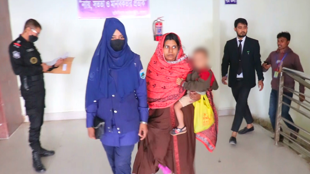 ৮ কুকুরছানা হত্যা: মায়ের সঙ্গে কারাগারে দুই বছরের শিশু