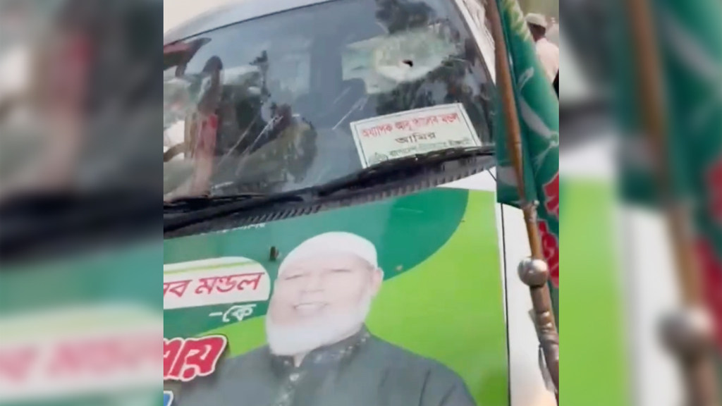 আক্রান্ত জামায়াতে ইসলামীর প্রার্থী ও জেলা জামায়াতের আমির অধ্যাপক আবু তালেব মণ্ডলের গাড়ি।  ছবি: সংগৃহীত