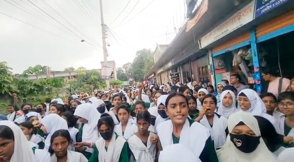 ছাত্রীকে শারীরিক নির্যাতনের অভিযোগ, পিরোজপুরে শিক্ষকের বিরুদ্ধে শিক্ষার্থীদের বিক্ষোভ