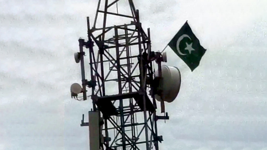 ভারতীয় মোবাইল টাওয়ারে পাকিস্তানের পতাকা, এলাকাজুড়ে চাঞ্চল্য