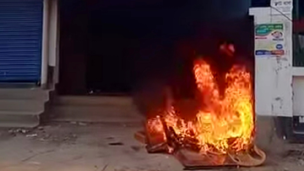 পলাশবাড়ীতে আওয়ামী লীগ কার্যালয়ে হামলা-ভাঙচুর, আগুন
