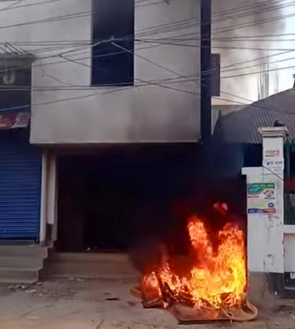 পলাশবাড়ী উপজেলা আওয়ামী লীগ কার্যালয়ে আগুন।  ছবি: সংগৃহীত