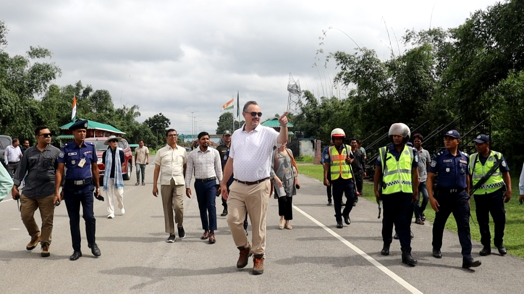 সীমান্তের সৌন্দর্য দেখতে বাংলাবান্ধায় মার্কিন রাষ্ট্রদূত