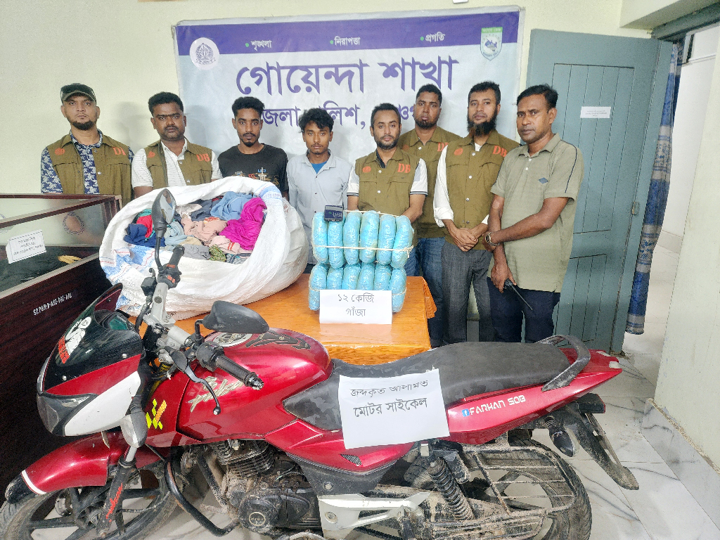 কাপড়ের বস্তায় মিলল ১২ কেজি গাঁজা, পঞ্চগড়ে দুই কারবারি আটক