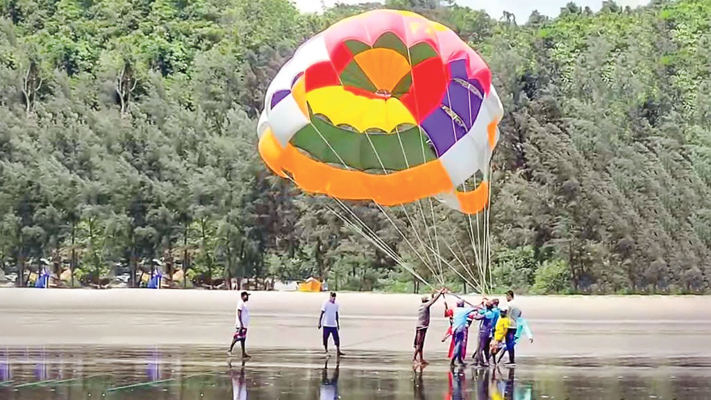 কক্সবাজার সমুদ্রসৈকত: রোমাঞ্চকর সেবায় নেই
নিরাপত্তা ও নজরদারি