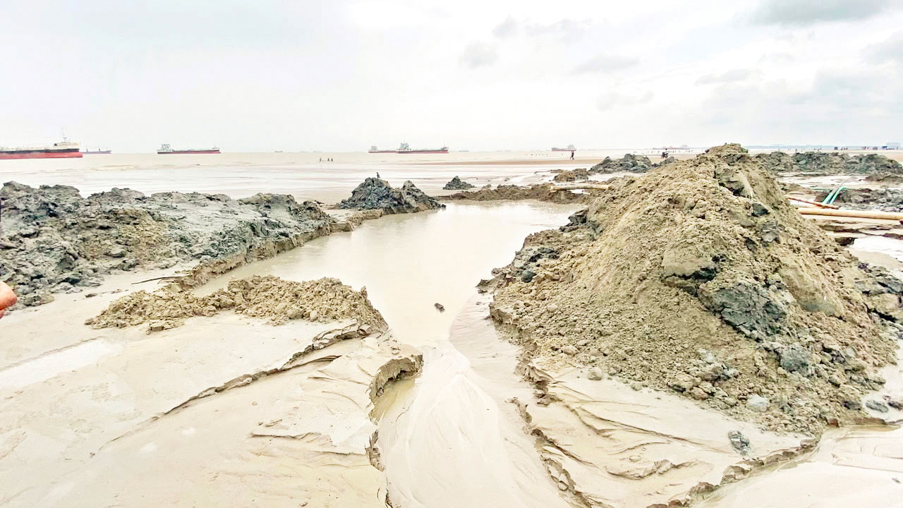 পারকি সৈকতের বালু লুট