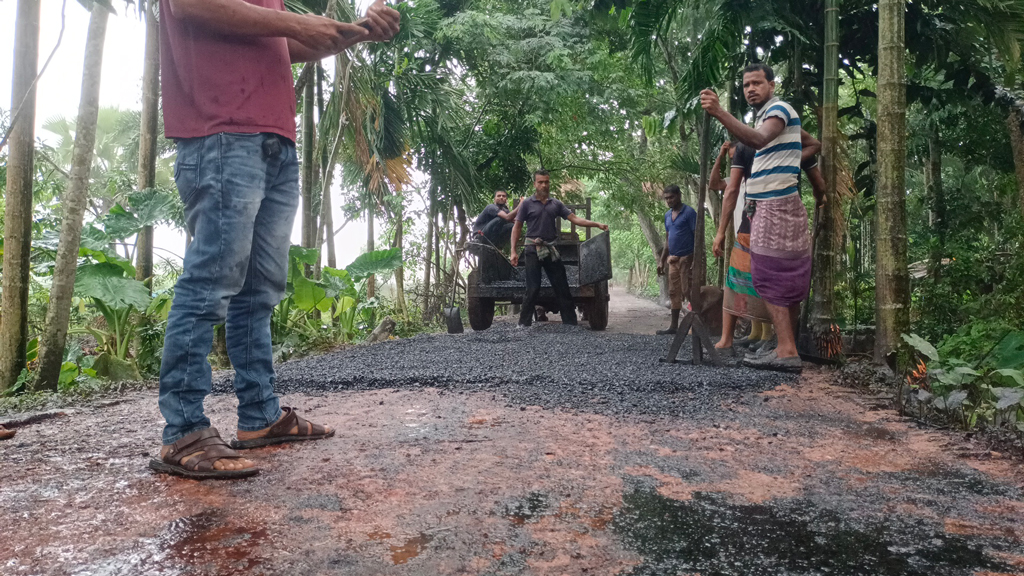 পাথরঘাটায় বৃষ্টির মধ্যেই চলছে কোটি টাকার সড়কের পিচ ঢালাইয়ের কাজ