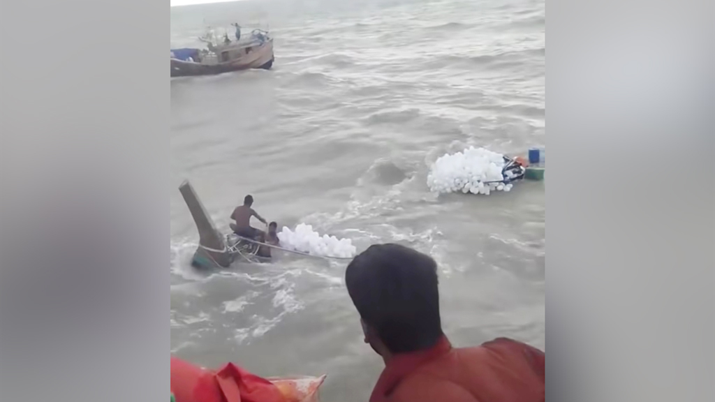 বঙ্গোপসাগরে ট্রলারডুবি, পাথরঘাটার ৩ জেলে নিখোঁজ