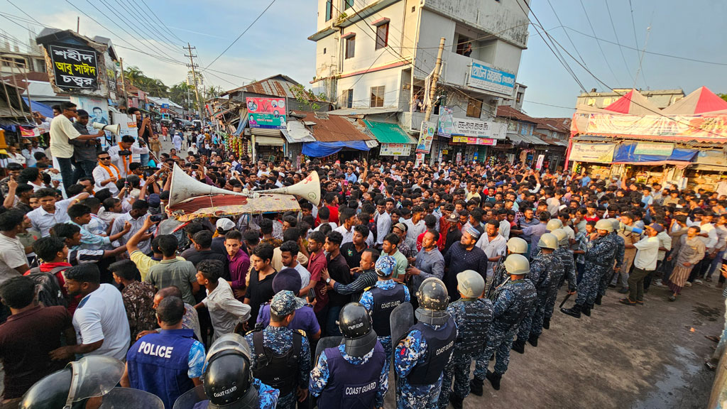 পাথরঘাটায় ছাত্রদলের কমিটি ঘোষণার পর পাল্টাপাল্টি বিক্ষোভ, শহরে উত্তেজনা
