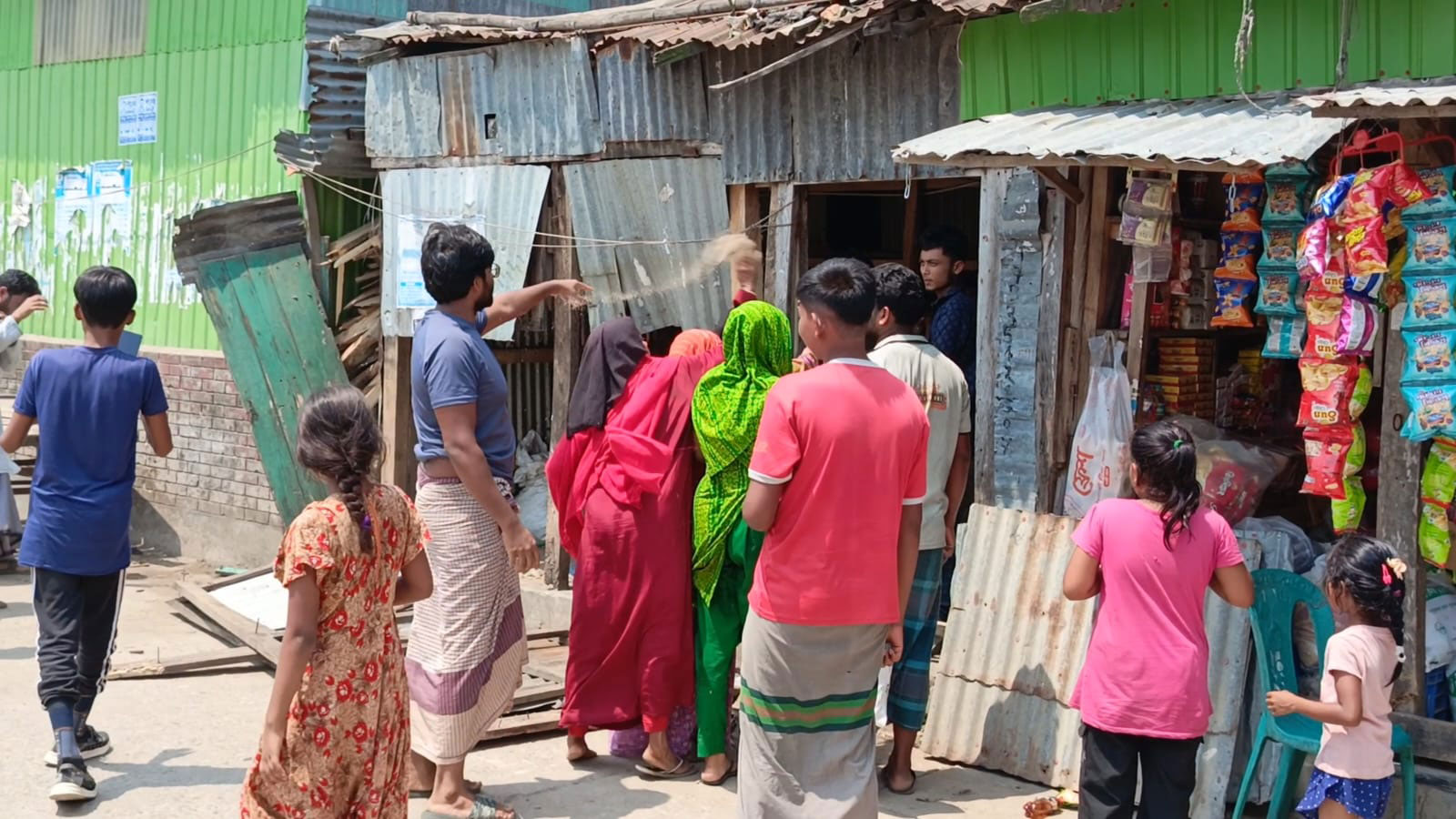 পাথরঘাটায় জমির বিরোধে ব্যবসাপ্রতিষ্ঠানে হামলা-ভাঙচুর, আহত ৭