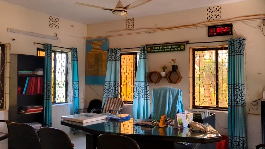 ৯টার পরও অফিসে তালা, কর্মকর্তা অনুপস্থিত