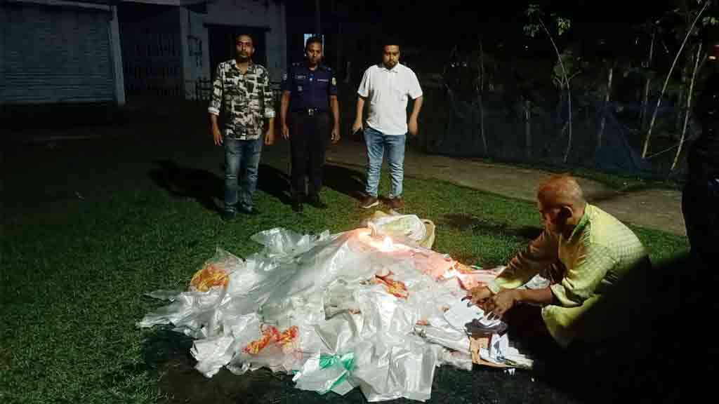 দশমিনায় সড়কের পাশে পড়ে ছিল ১ লাখ টাকার পলিথিন, পুড়িয়ে ধ্বংস