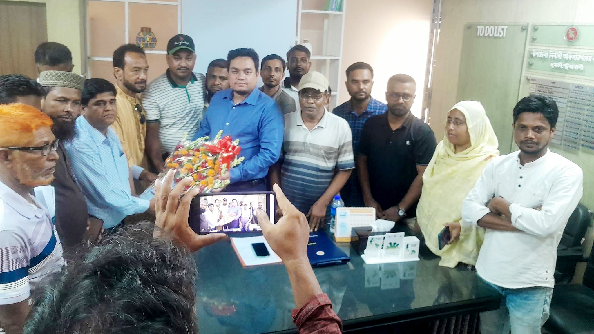 ইউএনওকে শুভেচ্ছা জানাতে বিএনপি নেতাদের সঙ্গে অস্ত্র মামলার পরোয়ানাভুক্ত আসামি