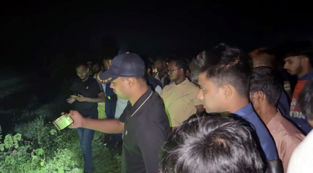নিখোঁজের দুই দিন পর মধ্যরাতে ইপিজেডের ফটকের সামনে মিলল যুবকের লাশ