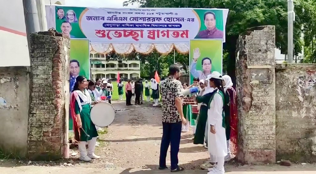 ছুটির দিনে শিক্ষার্থীদের রাস্তায় দাঁড় করিয়ে এমপিকে ঢাকঢোল বাজিয়ে অভ্যর্থনা
