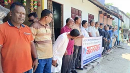সাংবাদিক আলিফ হত্যার বিচার দাবিতে ফুলবাড়িয়ায় মানববন্ধন
