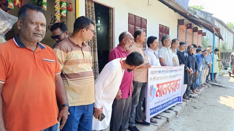 সাংবাদিক আলিফ হত্যার বিচার দাবিতে ফুলবাড়িয়ায় মানববন্ধন

