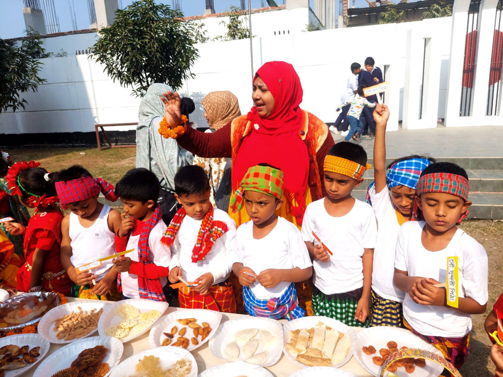 মানিকগঞ্জ সদর উপজেলার গোলড়া এলাকায় আকিজ ফাউন্ডেশন স্কুল অ্যান্ড কলেজ ক্যাম্পাসে গতকাল পৌষমেলা ও পিঠা উৎসব হয়। ছবি: আজকের পত্রিকা