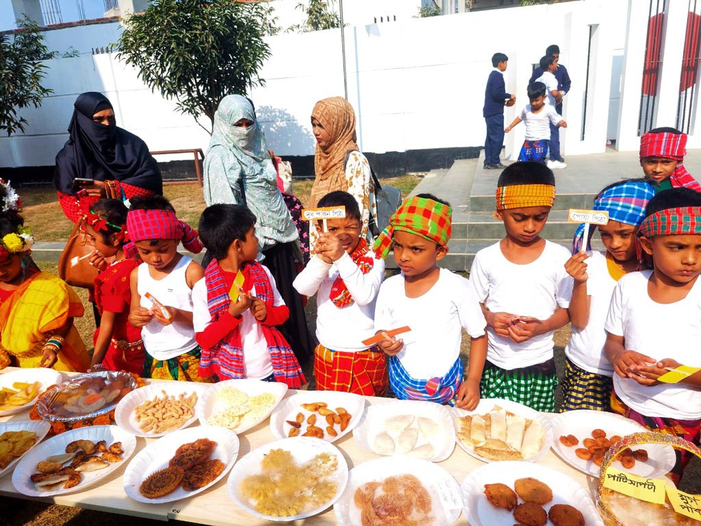 মানিকগঞ্জ সদর উপজেলার গোলড়া এলাকায় আকিজ ফাউন্ডেশন স্কুল অ্যান্ড কলেজ ক্যাম্পাসে গতকাল পৌষমেলা ও পিঠা উৎসব হয়। ছবি: আজকের পত্রিকা