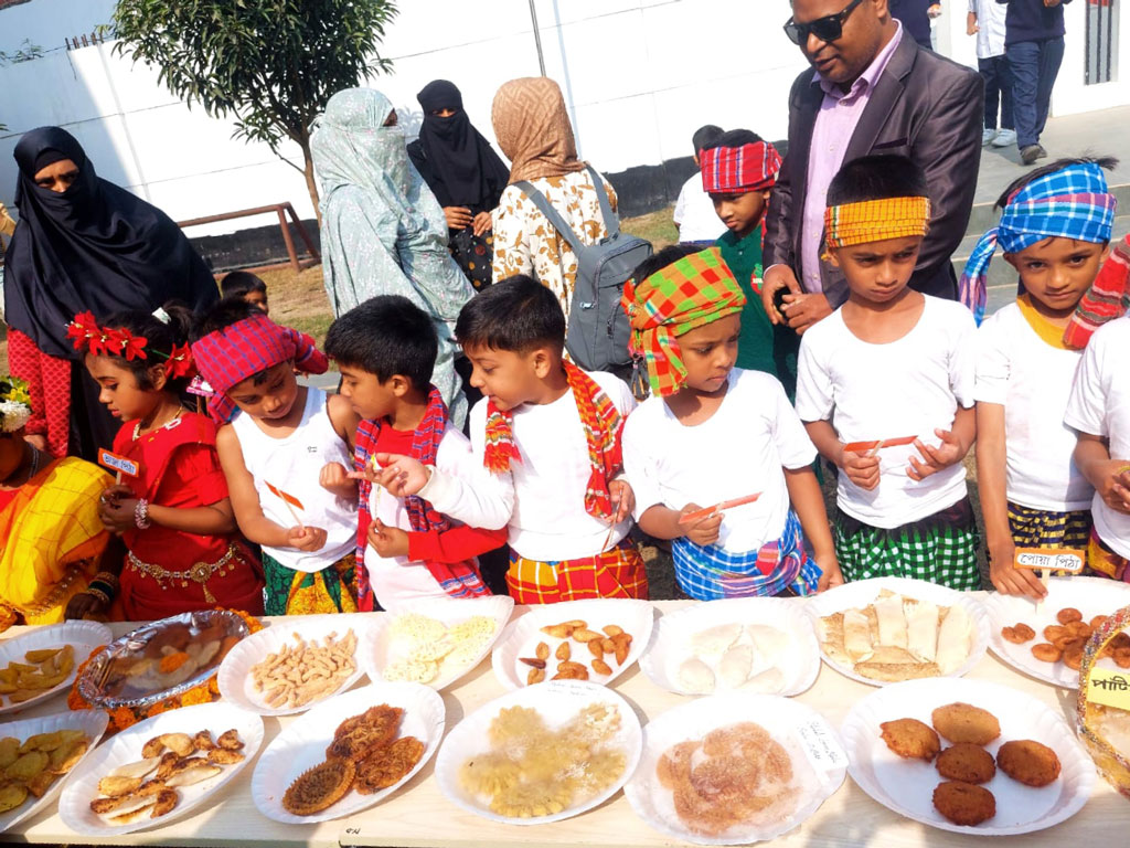 ওকে: মুনিরুজ্জামান  মানিকগঞ্জ সদর উপজেলার গোলড়া এলাকায় আকিজ ফাউন্ডেশন স্কুল অ্যান্ড কলেজ ক্যাম্পাসে গতকাল পৌষ মেলা ও পিঠা উৎসব হয়। ছবি: আজকের পত্রিকা