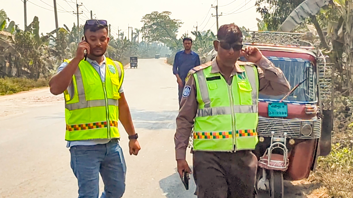 পুলিশের পোশাকে চাঁদা তোলেন ‘ভাগিনা নাঈম’