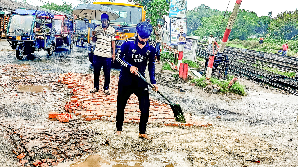 ঈশ্বরদী-বানেশ্বর সড়ক: ৪৭৫ কোটি টাকায় সংস্কার, দুই বছরেই গর্ত, খানাখন্দ