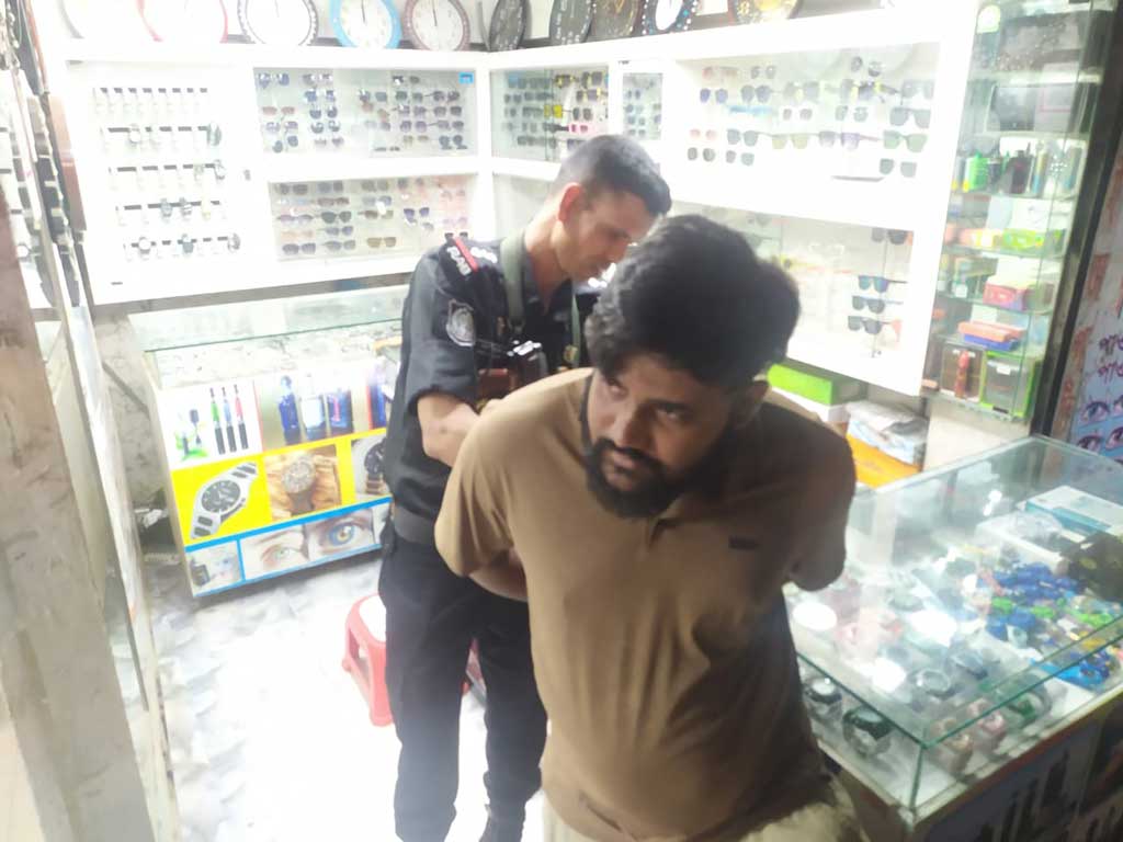 জুরাইনে ৫ ককটেলসহ যুবক গ্রেপ্তার, ঘটনাস্থলে নিরাপত্তা জোরদার