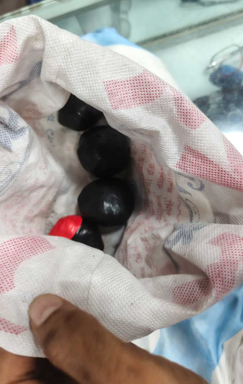 উদ্ধারকৃত ককটেল। ছবি: আজকের পত্রিকা