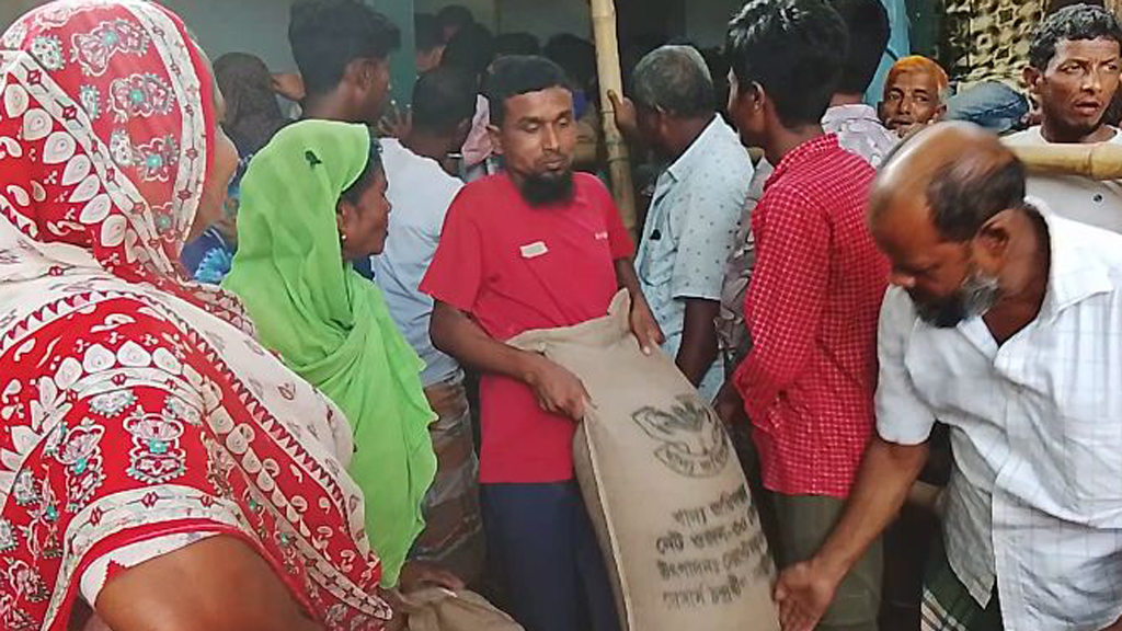 ভিজিএফের চাল বিতরণে অনিয়মের অভিযোগ, ক্ষুব্ধ নিম্ন আয়ের মানুষেরা