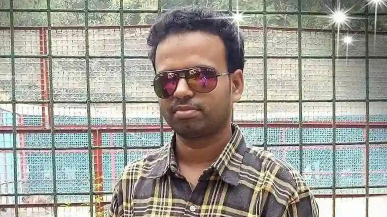 ‘টিকটকার’ স্ত্রীর সঙ্গে কলেজছাত্রের প্রেমের অভিযোগ, ভিডিও কলে স্বামীর আত্মহত্যা